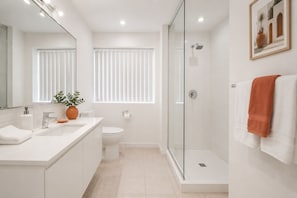 Junior-Zimmer | Badezimmer | Kostenlose Toilettenartikel, Haartrockner, Handtücher, Seife