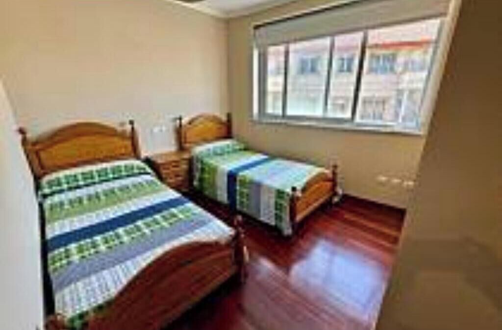 Iron/ironing board, bed sheets