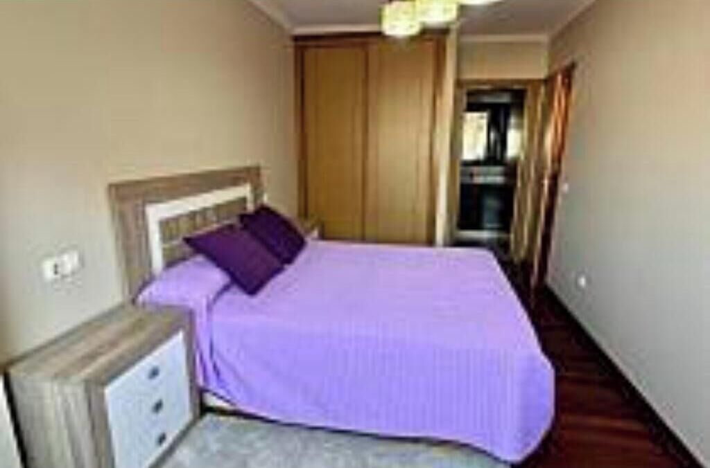 Iron/ironing board, bed sheets