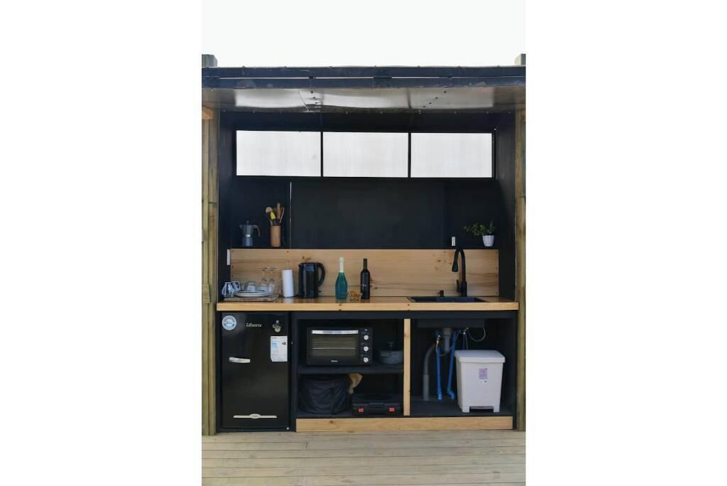 Fridge, oven, stovetop, coffee/tea maker