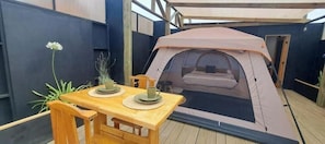 Outdoor dining - Glamping with view to the river + unlimited fresh water (Navidad)
