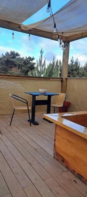 Outdoor dining - Glamping with view to the river + unlimited fresh water (Navidad)