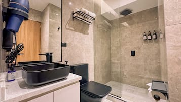Douche, articles de toilette gratuits, sĂšche-cheveux, chaussons