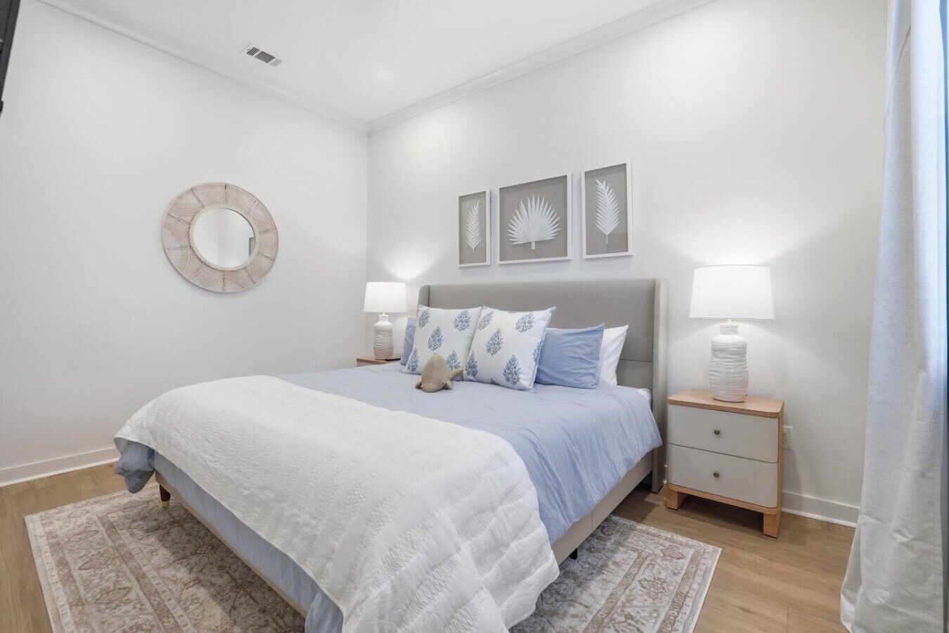 Travel crib, free WiFi, bed sheets