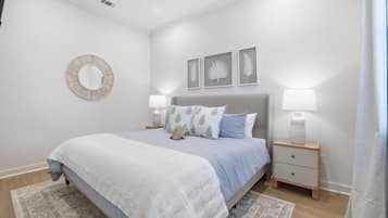 Travel crib, free WiFi, bed sheets