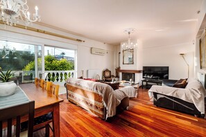 Living area - Spacious Villa with pool 500m from
Beach (Vari)