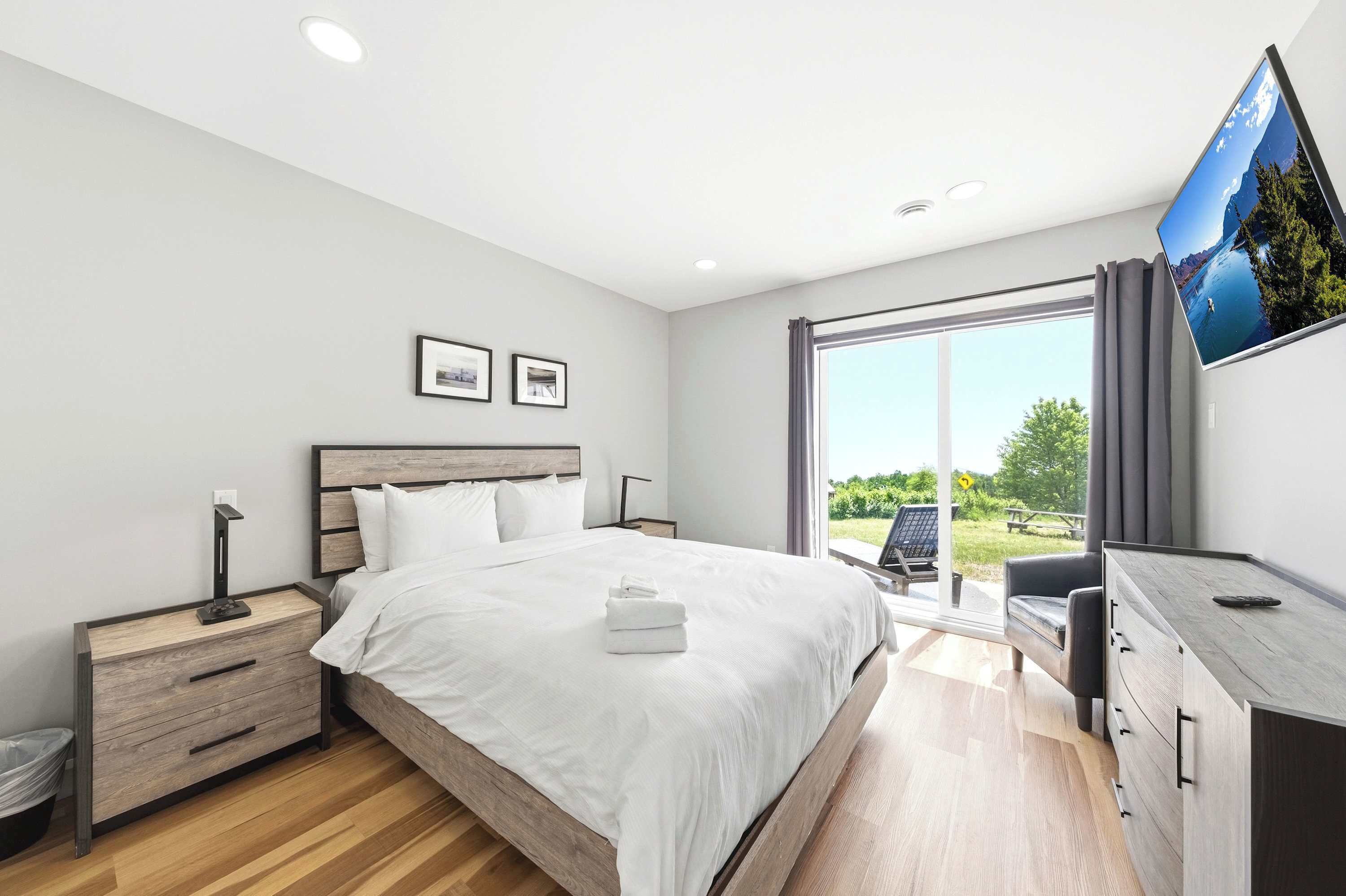 5 bedrooms, travel crib, WiFi, bed sheets