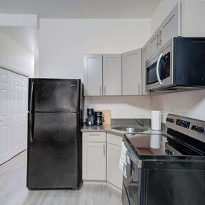 Comfort Studio | Private kitchen | Oven, stovetop, cookware/dishes/utensils - 120 Chesnut Street  (Philadelphia)