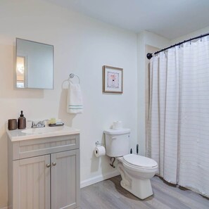 Design Studio | Bathroom | Combined shower/tub, hair dryer, towels, soap - 120 Chesnut Street  (Philadelphia)