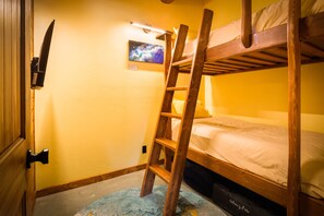 Travel crib, free WiFi, bed sheets