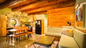 Una cocina amplia con armarios de madera, una mesa de comedor y un sofá.