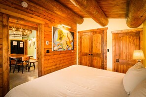Travel cot, free WiFi, bed sheets - Purple Hobbit Home / Hot Tub / Sauna / Fire Pit (Crestone)