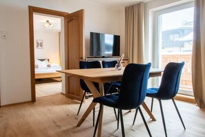Superior Apartment, Balcony, Mountain View | Tempat makan