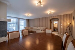 Lägenhet Deluxe - utsikt mot trädgården | Vardagsrum | 32-tums LED-tv med kabelkanaler