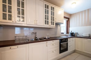 Deluxe Apartment, Garden View | Dapur peribadi | Peti sejuk, ketuhar gelombang mikro, dapur, pembancuh kopi espreso 