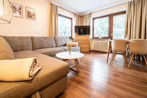 Apartamento design, sacada, vista para a montanha | Área de estar | TV LED 32 polegadas com canais a cabo