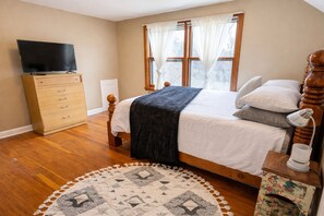 Room - Calm, Comfortable Stay Close to Everything Without the Chaos. (Mendota Heights)