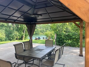 Outdoor dining - Calm, Comfortable Stay Close to Everything Without the Chaos. (Mendota Heights)