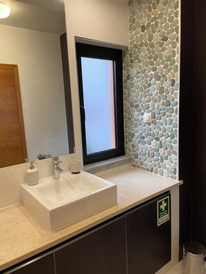Haartrockner, Bidet, Handtücher, Toilettenpapier