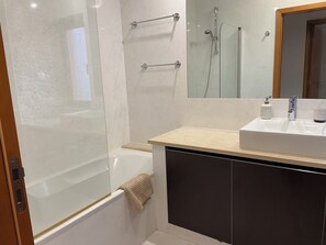 Secadora de cabello, bidet, toallas, papel de baño 