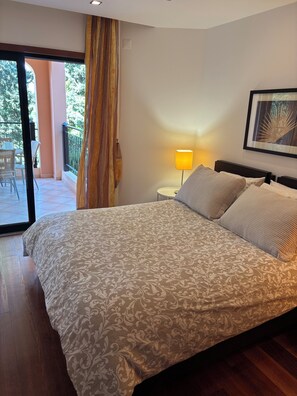 Tabla de planchar con plancha, wifi y ropa de cama 
