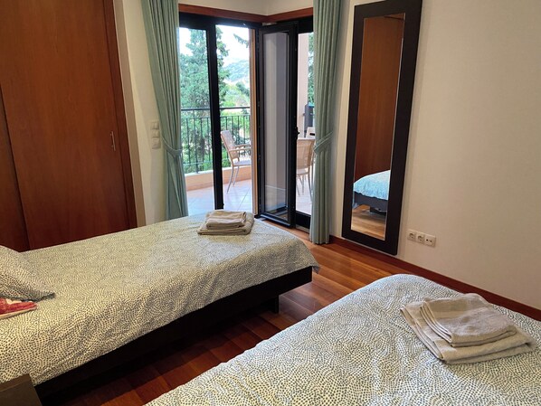 Tabla de planchar con plancha, wifi y ropa de cama 