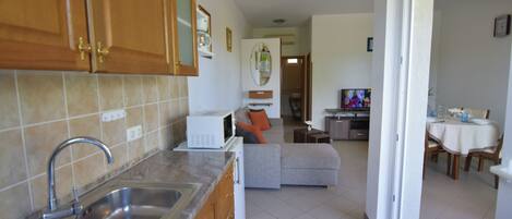 Apartment, 1 Schlafzimmer, Terrasse, Meerblick | Wohnzimmer
