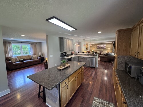 Olivet Oasis - saltwater pool, hot tub, pond, walking trails, game room