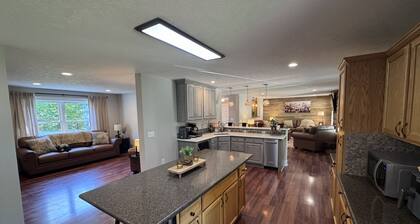 Olivet Oasis - saltwater pool, hot tub, pond, walking trails, game room