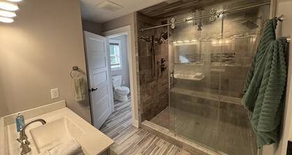 Olivet Oasis - saltwater pool, hot tub, pond, walking trails, game room