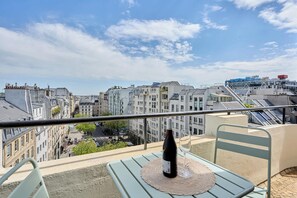 Apartment | Outdoor dining - Charming Apartment in Beaubourg - Le Marais (Paris)