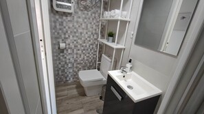 Shower, hair dryer, towels - 'Plazamar Palace' Studio with Shared Pool, Wi-Fi, and Air Conditioning (Torre del Mar)