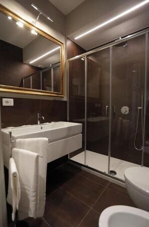 Dusche, Haartrockner, Bidet, Handtücher