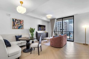 TV, offices - NoMad Wynwood Open 1 BR, Balcony and Rooftop Pool (Miami)
