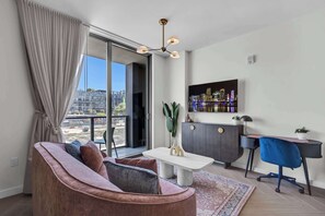 TV, offices - NoMad Wynwood  Studio, Balcony, Rooftop Pool (Miami)