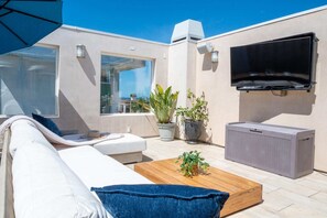 Smart TV, table football, video library, stereo - Luxury Manhattan Beach House - Private Rooftop - Steps from Beach - World Cup (Manhattan Beach)