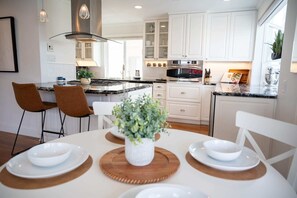 Dining - Luxury Manhattan Beach House - Private Rooftop - Steps from Beach - World Cup (Manhattan Beach)