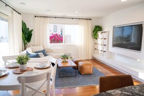 Smart TV, table football, video library, stereo - Luxury Manhattan Beach House - Private Rooftop - Steps from Beach - World Cup (Manhattan Beach)