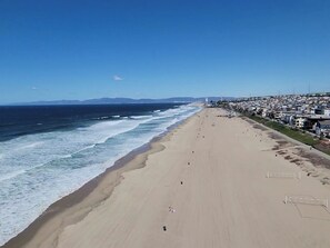 Beach nearby, sun-loungers, beach towels - Luxury Manhattan Beach House - Private Rooftop - Steps from Beach - World Cup (Manhattan Beach)