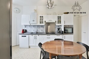 Fridge, microwave, oven, dishwasher - Le Nid Sablais  Maison 6 pers, jardin  garage au cœur des Sables (Les Sables-d´Olonne)