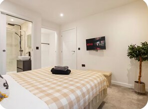 2 bedrooms, iron/ironing board, WiFi, bed sheets - Perfect for Long Stays | Modern Hendon Apartment with Fast WiFi (London)