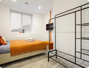 2 bedrooms, iron/ironing board, WiFi, bed sheets - Perfect for Long Stays | Modern Hendon Apartment with Fast WiFi (London)