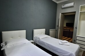 Room - Vrbo Property (Genova)