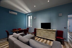 Living area - Vrbo Property (Genova)