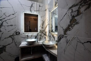 Bathroom - Vrbo Property (Genova)
