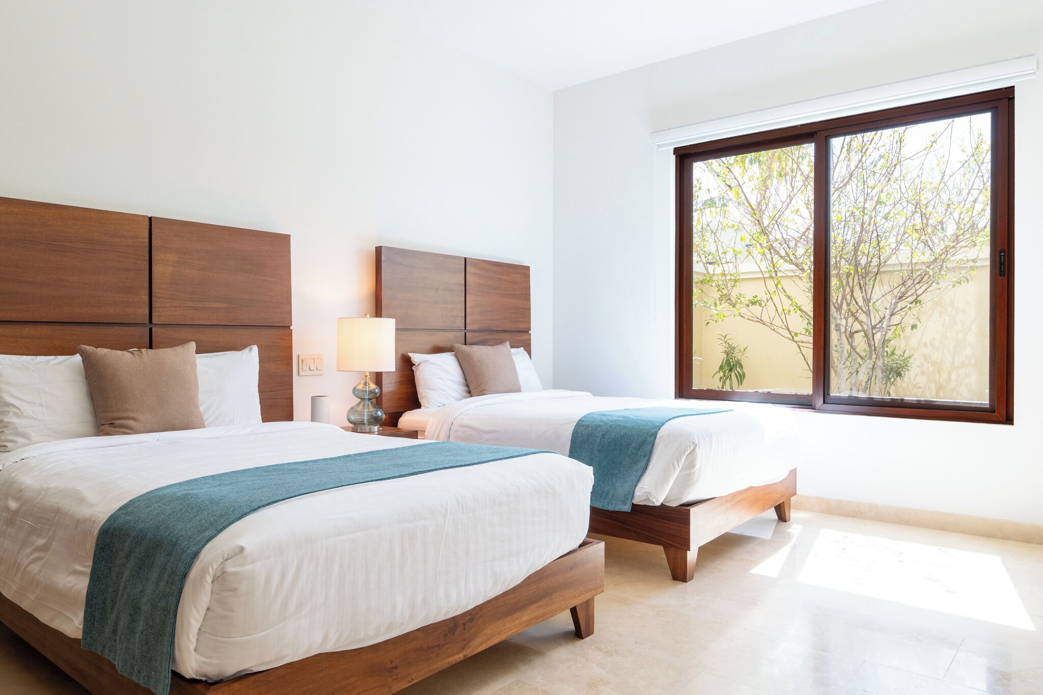 Luxe appartement, uitzicht op tuin | Luxe beddengoed, donzen dekbedden, bedden met traagschuimmatras
