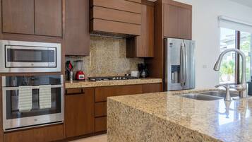 Luxury Apartment, Garden View | Private kitchen