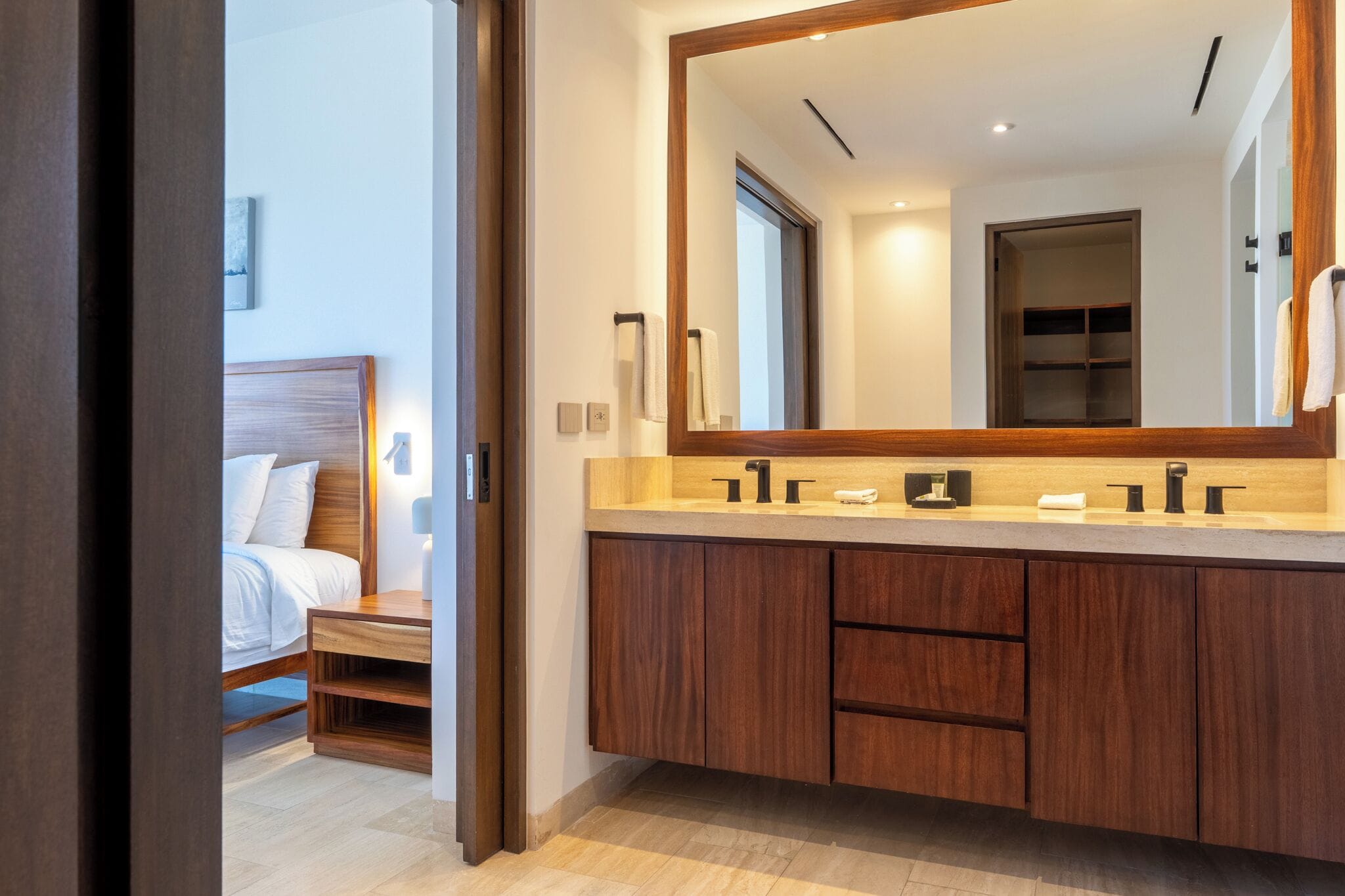 Penthouse Deluxe, 3 chambres | Salle de bain | Douche, douche à « effet pluie », articles de toilette gratuits