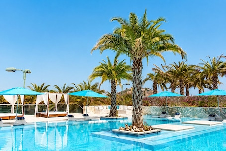 Outdoor pool. Palmilla Dunes Luxury Residences