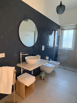 Shower, hair dryer, towels - 'Pilone Del Monaco 9' Apartment with Pool, Sun Deck, and Outdoor Garden (Macchia di Mauro-Pilone)